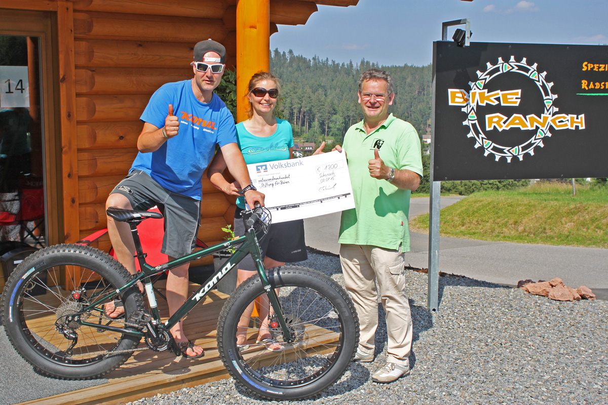 Die Veranstalter Mirjam und Carsten Schnürle von der Bike-Ranch in Schonach übergeben Rüdiger Schmiedel von der STIFTUNG für BÄREN den Check.