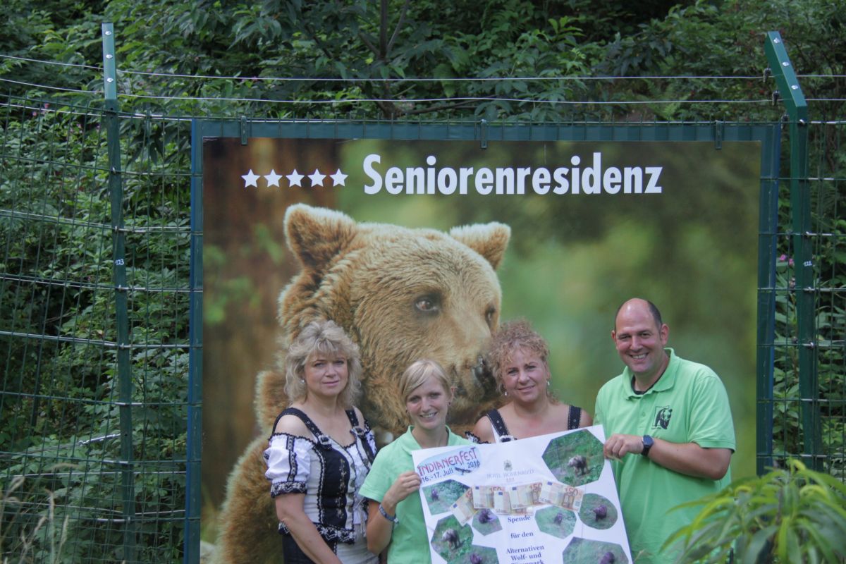Spende aus Indianerfest an Bärenpark übergeben