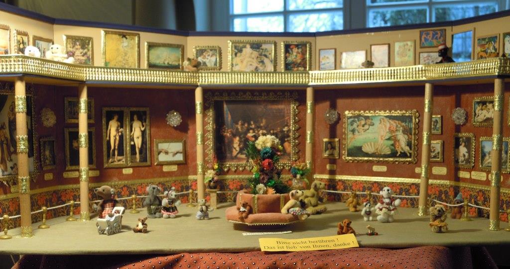 Ein Diorama mit winzigen, kunstvoll gearbeiteten Teddybären, die einen Ball feiern