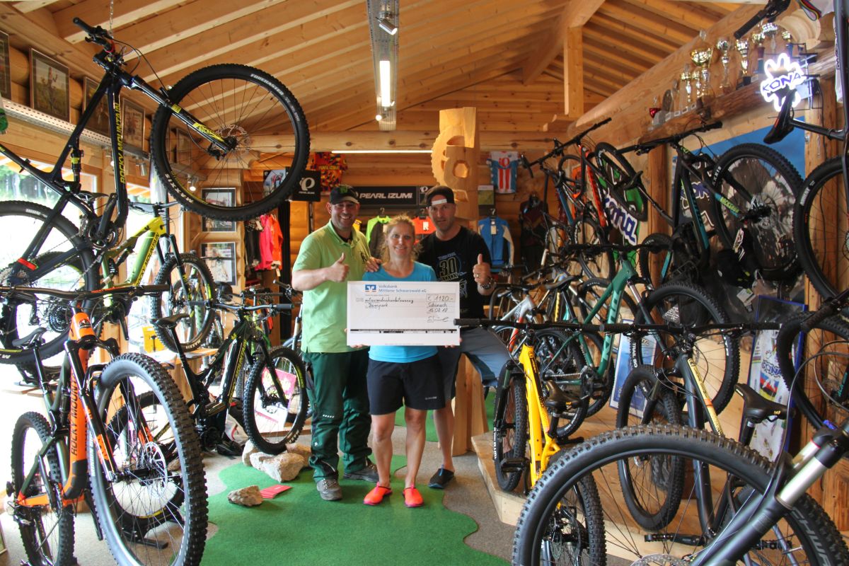 Parkleiter Bernd Nonnenmacher, Mirjam und Carsten Schürle von der Bike-Ranch