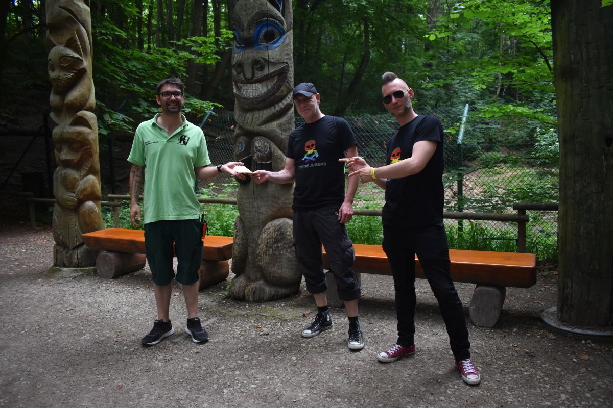 Die Musiker von Zweite Jugend überreichen die Spende 