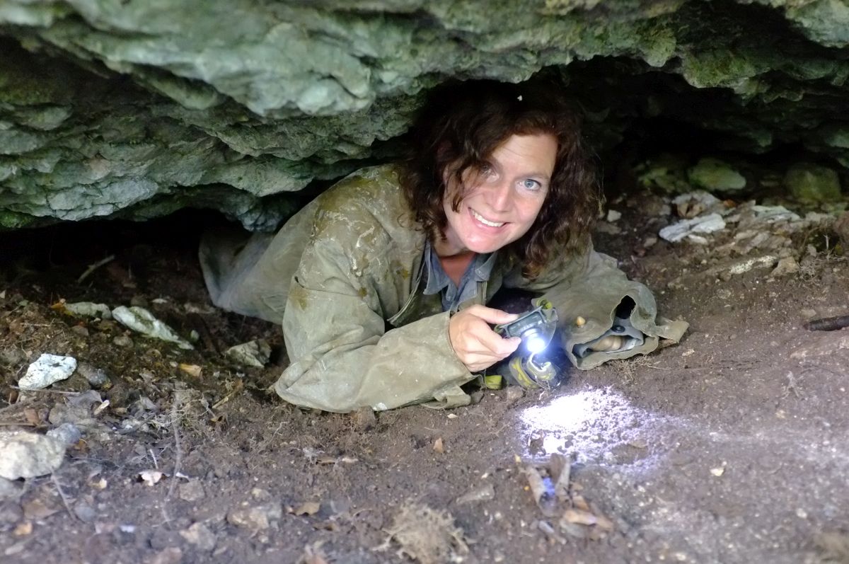 Dr. Michaela Skuban in einer echten Bärenhöhle