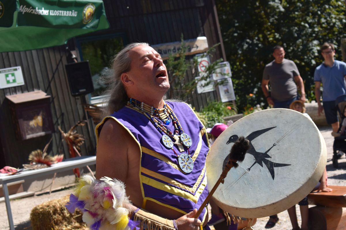 Hartmut Felber vertritt den Hoop Dance und Fancy Man