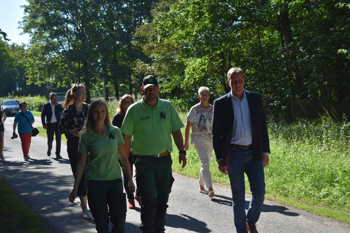 Staatssekretär Carsten Feller zu Besuch im Alternativen Bärenpark Worbis