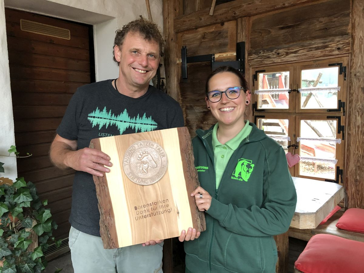 Stefan Schmid von der Alten Tränke [links], Claudia Armbruster von der STIFTUNG für BÄREN - Wildtier- und Artenschutz [rechts]