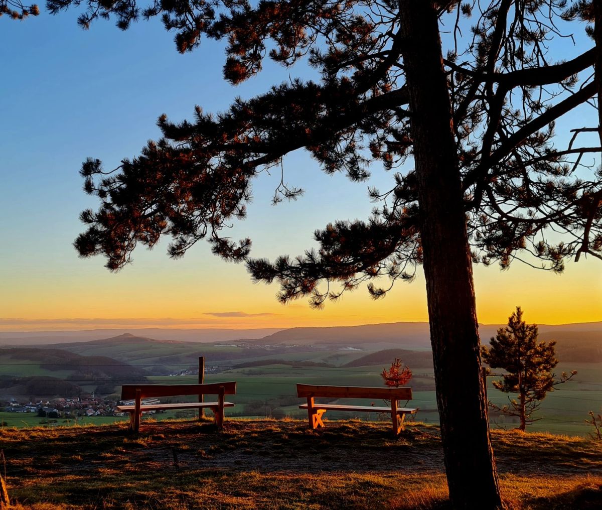 Malerisch, verträumt - die Dieteröder Klippen im Sonnenuntergang. Hier schweift der Blick ins schöne Eichsfeld. [Foto: Julia König]