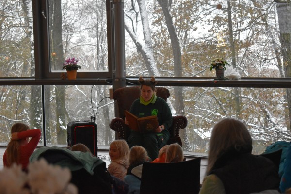 Tonja Liersch liest weihnachtliche Kindergeschichten im Bärenpark Worbis