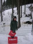 Bärenpark Mitarbeiter Manuel Stollmayer freut sich über HILTI- Spende