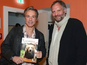 Hannes Jaennicke mit Bärenspur II der Stiftung für Bären