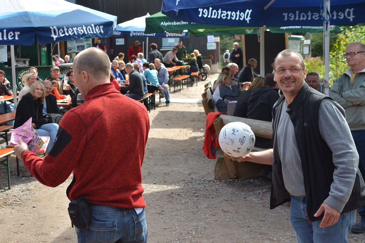 Bärenparkfest 2015: Promi-Fan-Artikel gab es bei der Versteigerung zu ergattern.
