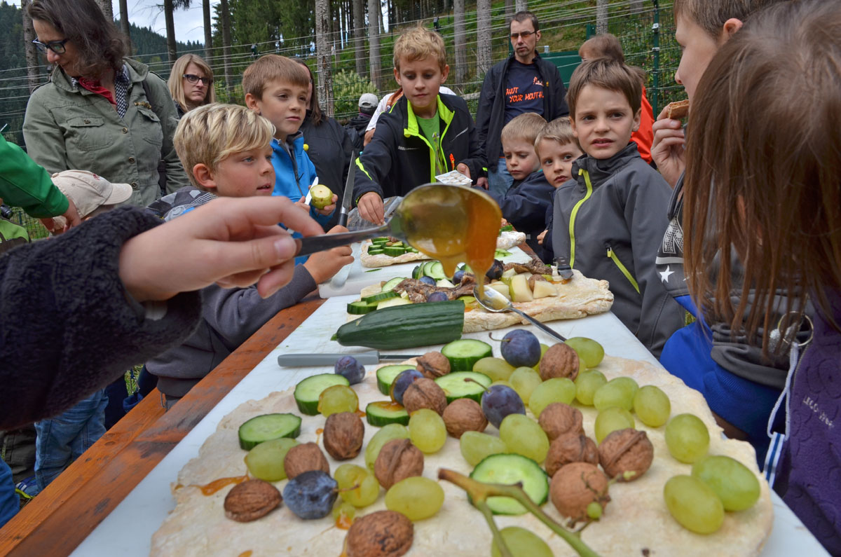 Bärenparkfest 2015: Full House - oder besser: voller Tisch - beim Bärentortebacken