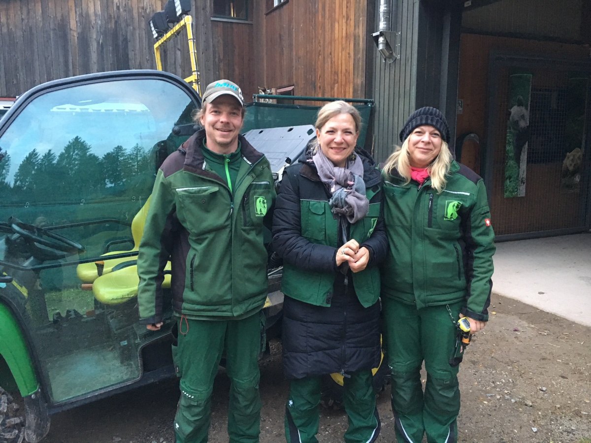 Die glückliche Gewinnerin Heike Groen [Mitte] mit unseren Tierpflegern Manuel Würz und Esther Kohnke