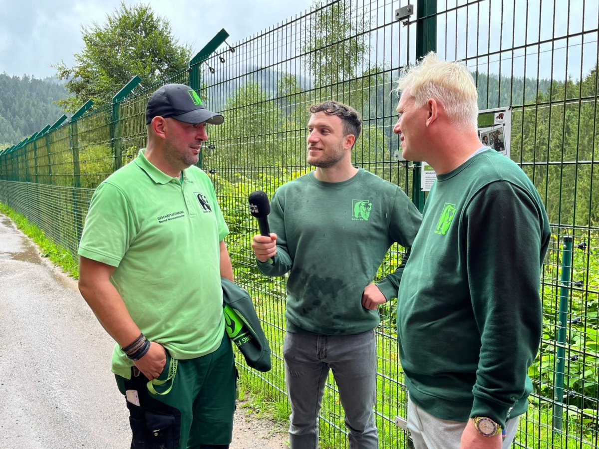 Knossi und Sascha Huber im Alternativen Wolf- und Bärenpark Schwarzwald