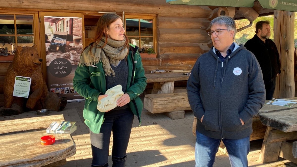 Eingespieltes Team: Sabrina Reimann, Projektleiterin im Wolfpark und Krimiautor Edi Graf. Foto Uwe Schütze 