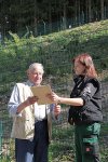 Annika Lürßen überreicht Hermann Huber die Auszeichnung zum BärenBürger