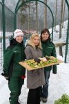 Jurkas erste Patin Frau Belz überreicht Jurka bärigen Geburtstagsschmaus