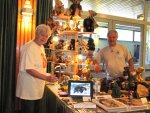 Gaby Prinz und Pit Steiner präsentieren ihre handwerklichen Meisterstücke auf der Teddybären-Börse