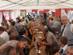 Bei kühlem Bier und leckeren Essen, genießen die Besucher den Tag