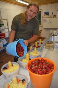 Michael Lörcher, Mitarbeiter im Bereich Pädagogik, präpariert Eisbomben.