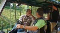 Hannes Jaenicke zu Besuch im Bärenpark Schwarzwald für den Fernsehbeitrag Bär ohne Pass