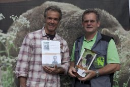 v.l. Schauspieler Hannes Jaenicke und Rüdiger Schmiedel (Geschäftsführer der Stiftung für Bären)