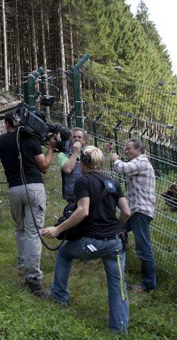 Das Filmteam des WDR und Hannes Jaenicke im Bärenpark Schwarzwald