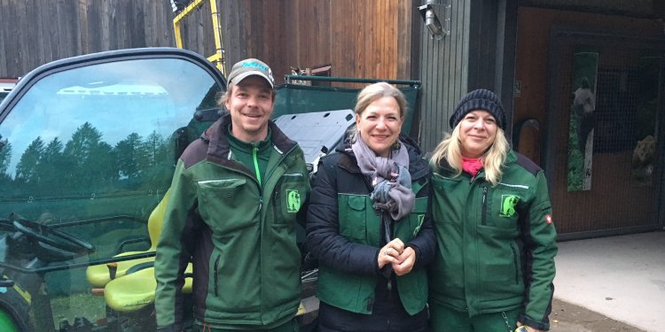 Die glückliche Gewinnerin Heike Groen [Mitte] mit unseren Tierpflegern Manuel Würz und Esther Kohnke