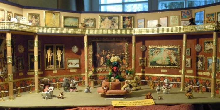Ein Diorama mit winzigen, kunstvoll gearbeiteten Teddybären, die einen Ball feiern
