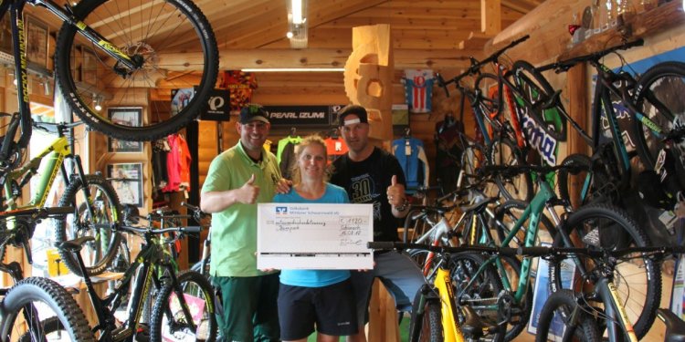 Parkleiter Bernd Nonnenmacher, Mirjam und Carsten Schürle von der Bike-Ranch