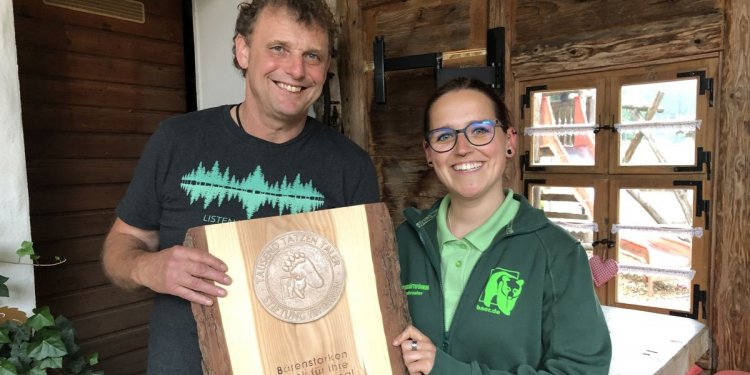 Stefan Schmid von der Alten Tränke [links], Claudia Armbruster von der STIFTUNG für BÄREN - Wildtier- und Artenschutz [rechts]