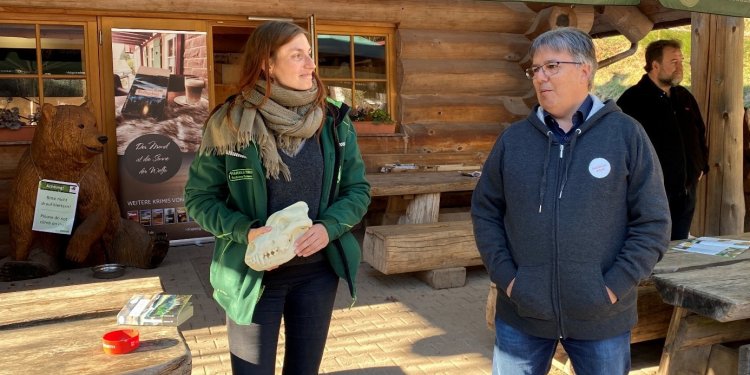 Eingespieltes Team: Sabrina Reimann, Projektleiterin im Wolfpark und Krimiautor Edi Graf. Foto Uwe Schütze 